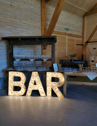 Napis bar drewniany świecący